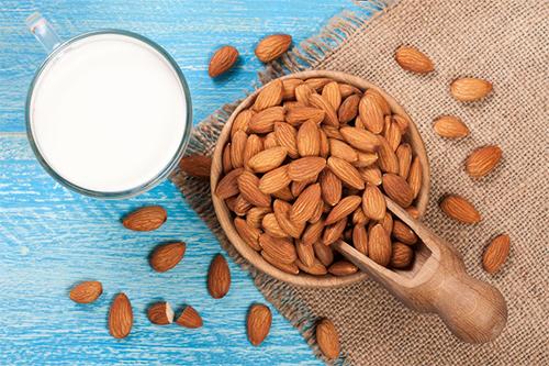 Snsでも大注目 アーモンドミルク はどんな味 作り方や美味しいアレンジ方法を大紹介 オリーブオイルをひとまわしニュース Line News
