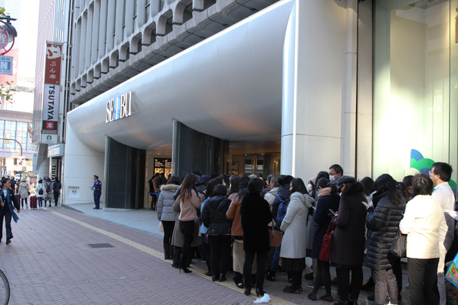 都内各所で初売りスタート ラフォーレ原宿に1600人の行列