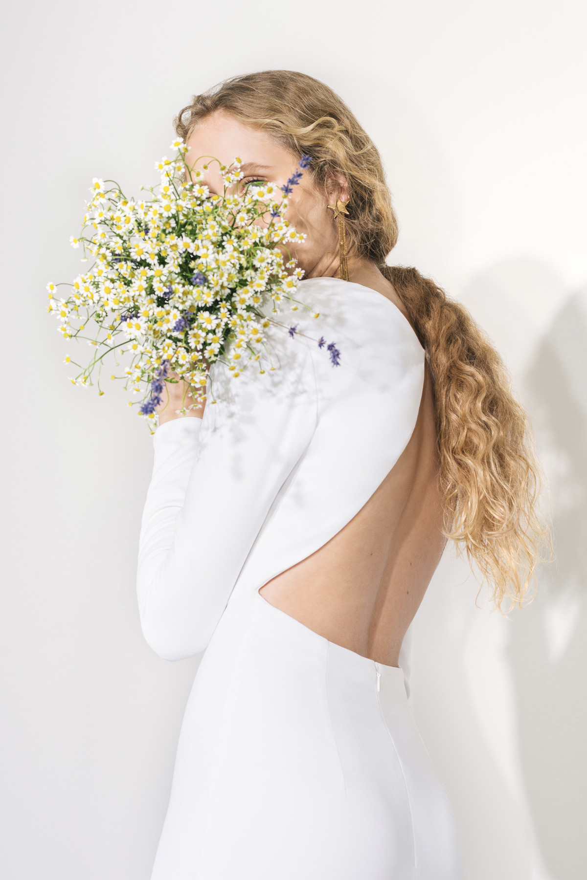 ステラ マッカートニー初のブライダルコレクションを発表 17型を展開