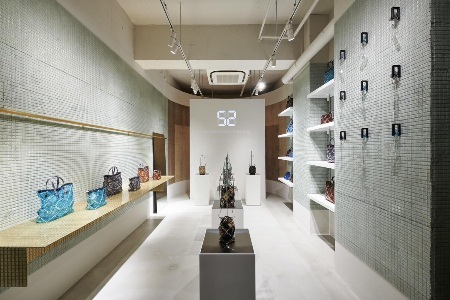 オーロラカラーのpvcバッグ販売 イッセイ ミヤケ出身デザイナーのブランドが伊勢丹新宿店に