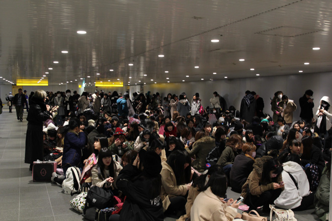 恒例行事の物々交換会に変化 渋谷109の初売りに約2 000人が行列 Fashionsnap Com Line News