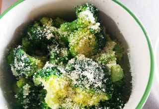 カチカチになる前に 余った粉チーズ でおいしい和え物ができた