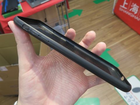 メッシュアルミで熱こもらないiphone向け高放熱ケース