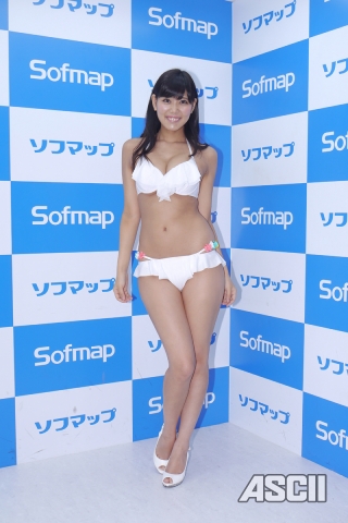 篠原冴美が 彼シャツ 姿でオトナな雰囲気