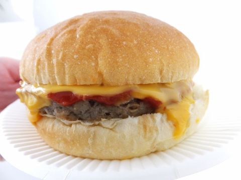 セブン人気の Theチーズバーガー はうまい 食べてみた アスキー Line News