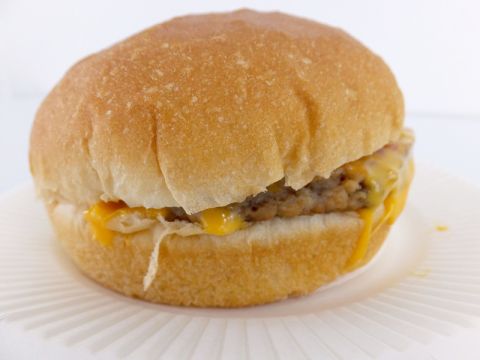 セブン人気の Theチーズバーガー はうまい 食べてみた アスキー Line News