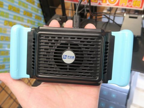 広範囲を絶妙に冷やすペルチェ式スマホクーラーの大型モデル アスキー Line News