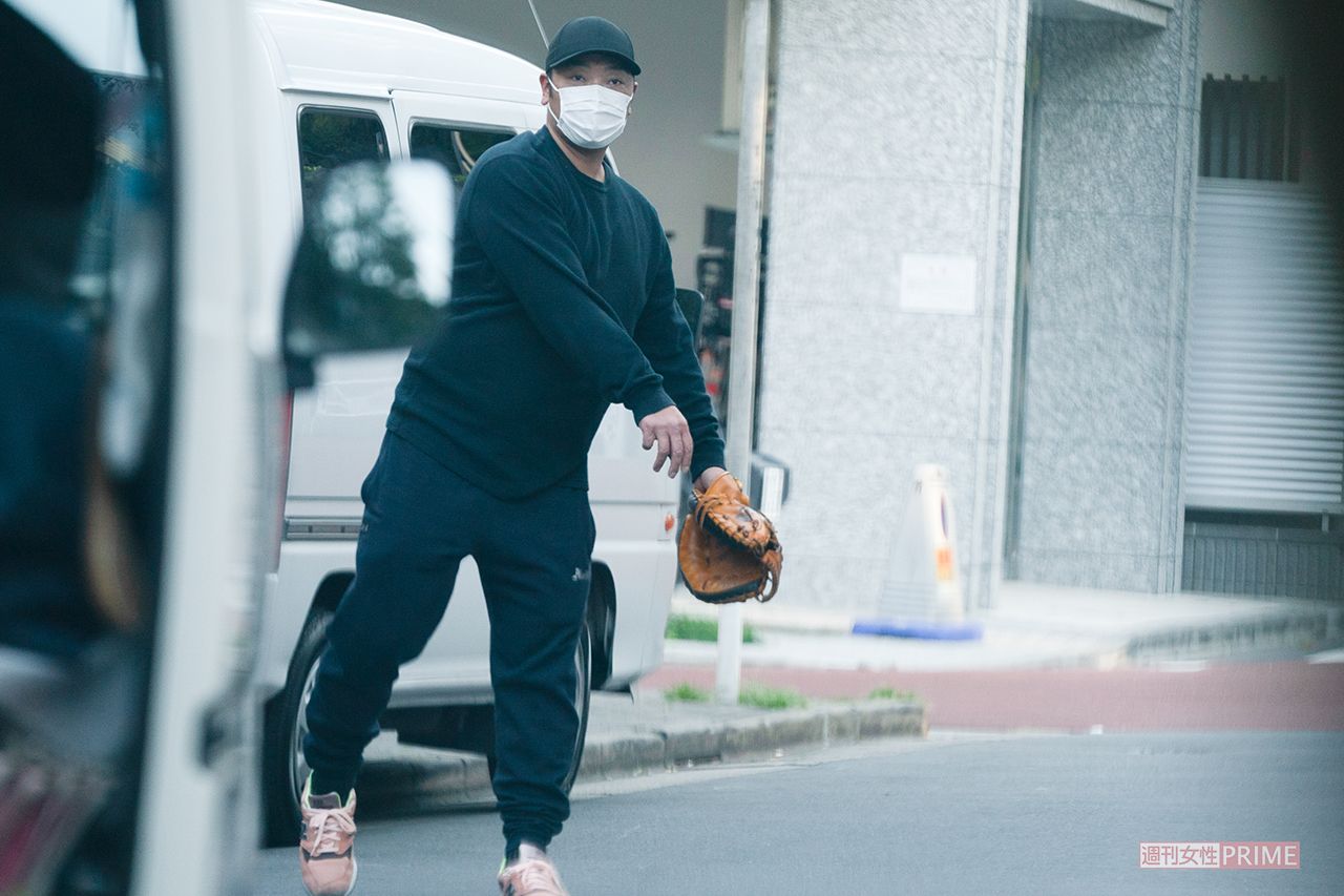 巨人・阿部慎之助のレア写真、開幕延期で息子と「キャッチボール ...