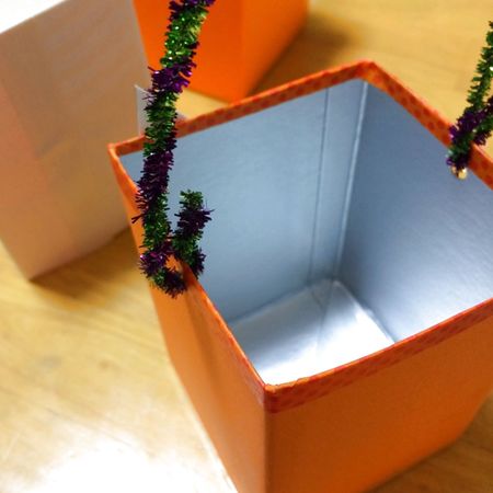 牛乳パックと折り紙で作るハロウィンバッグ お菓子を入れたり飾れるよ 暮らしニスタ Line News 牛乳パックと折り紙で作るハロウィンバッグ お菓子を入れたり飾れるよ 暮らしニスタ Line News
