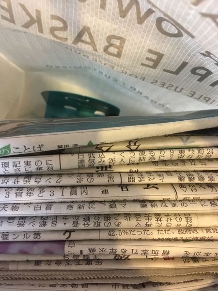こんなものも新聞紙入れに 意外と便利です 古紙回収に出す新聞紙をキッチンに収納 暮らしニスタ Line News