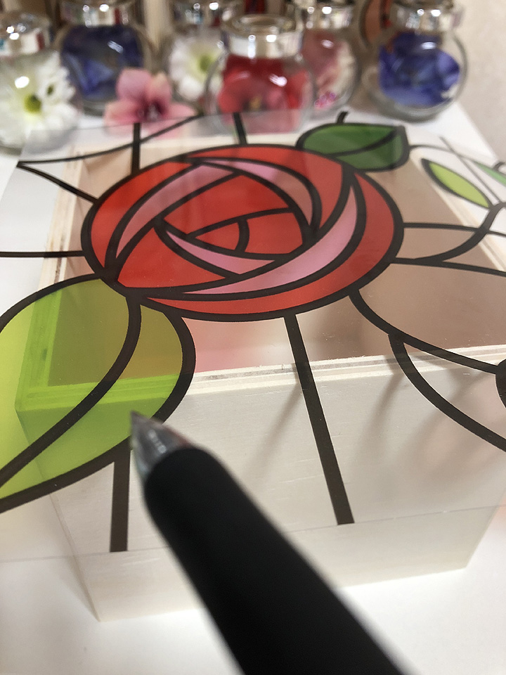 切って貼るだけ ステンドグラスが美しいディスプレイ棚