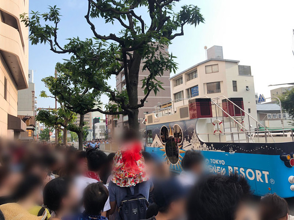 高槻のディズニーパレードを見に来た人すごい数 ひらつーフォト 枚方つーしん