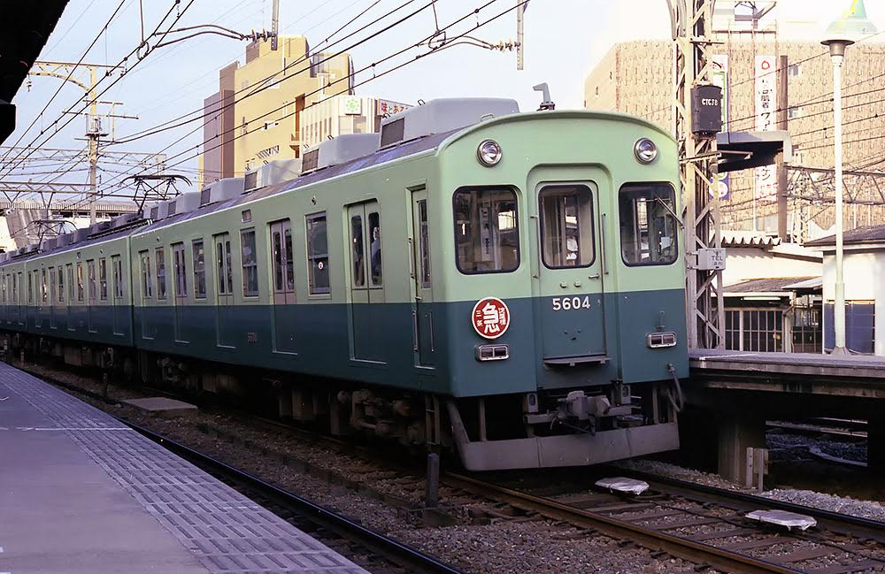 1977年の地上駅時代の枚方市駅からみた京阪電車（枚方つーしん）