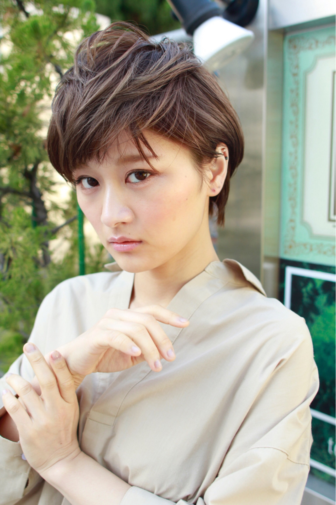 ショートのパーマなしヘアスタイルでクールな女性に