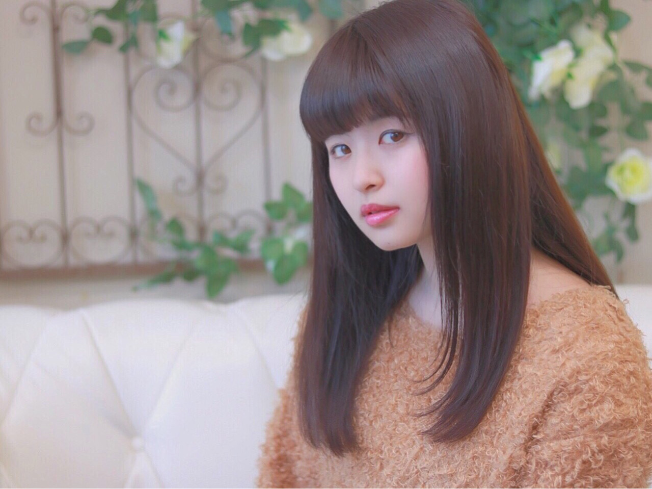 さらツヤロングストレートヘアで思わず触れたくなる美しさ