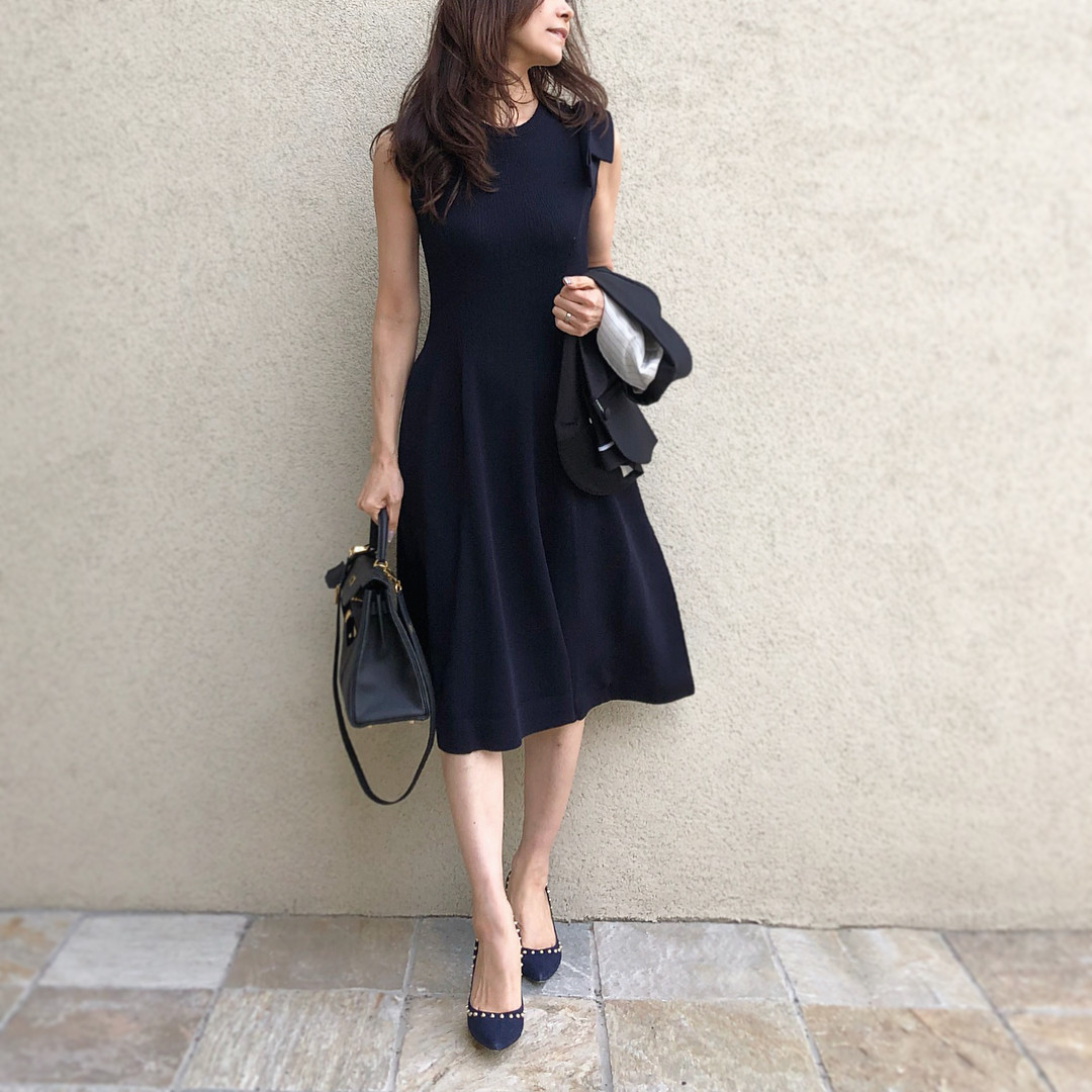 大人女子の控えめフェミニンなファッションアイテム