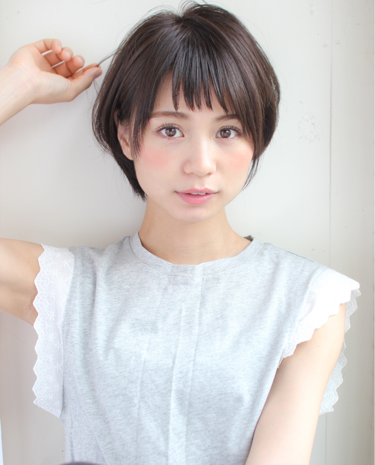 丸顔はショートヘアで小顔見せを狙って隠すことから卒業