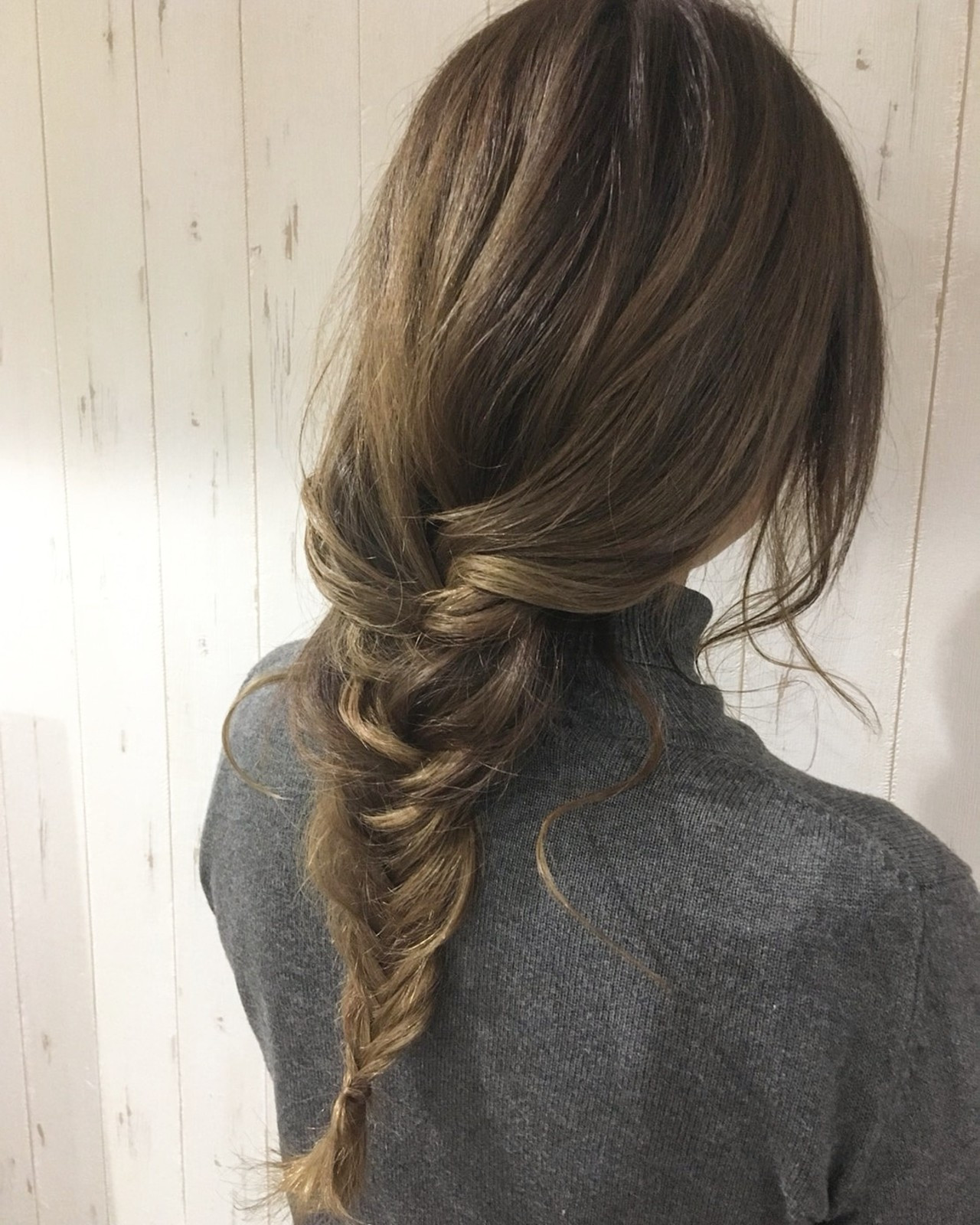 髪型で可愛く フィッシュボーンで大人のこなれ感をプラス