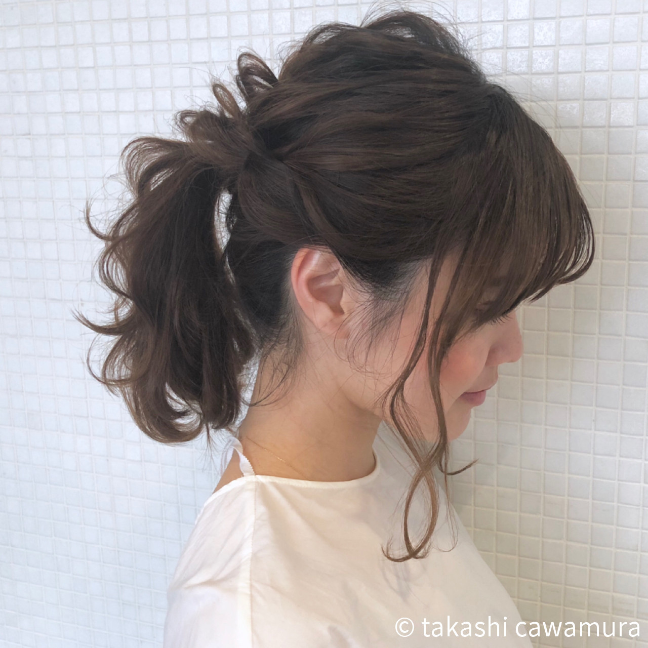 前髪編み込みなどポニーテールにひと工夫でこなれヘア