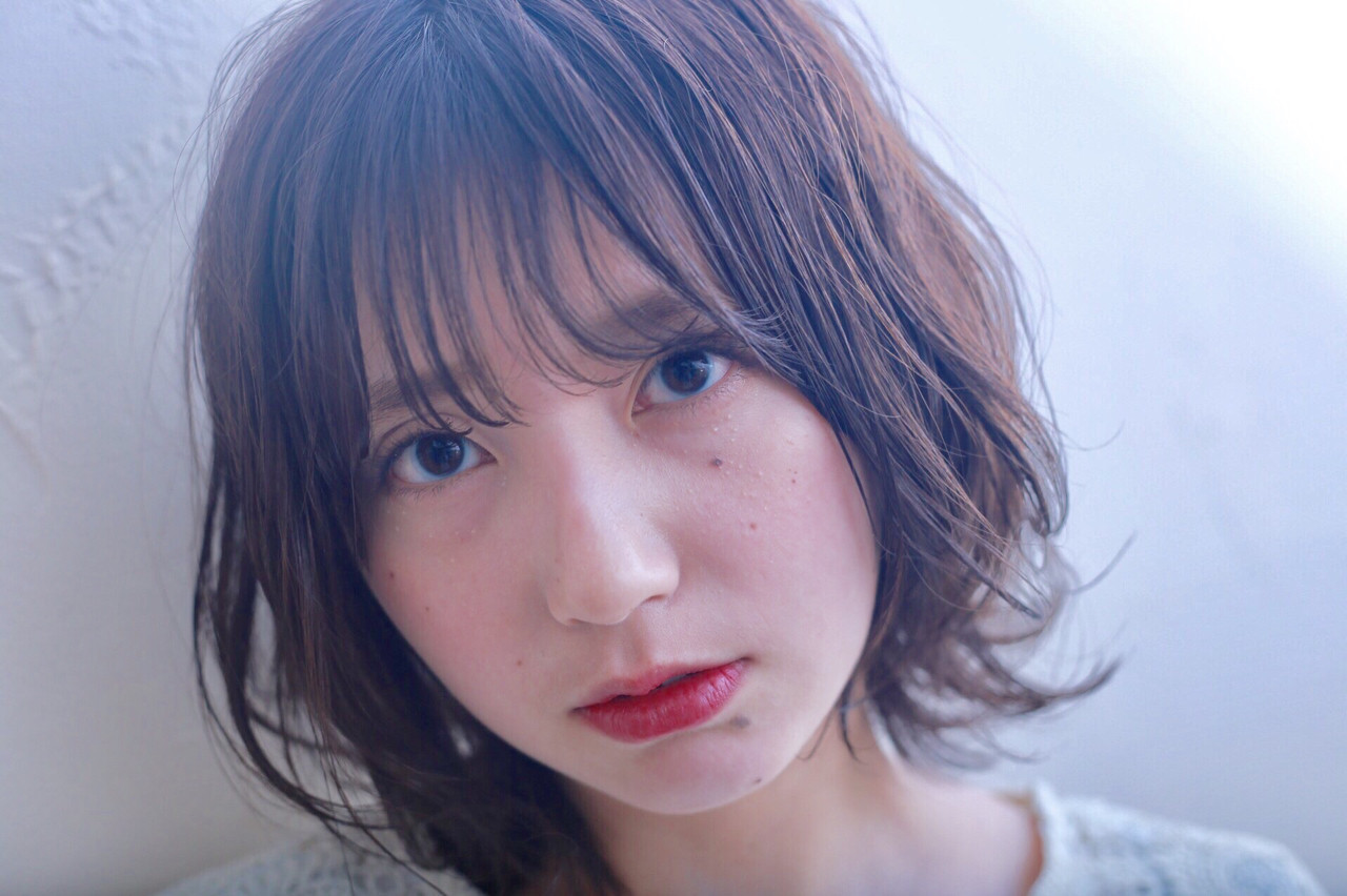 王道のモテヘア ミディアムレイヤーヘアで女の色気を誘う