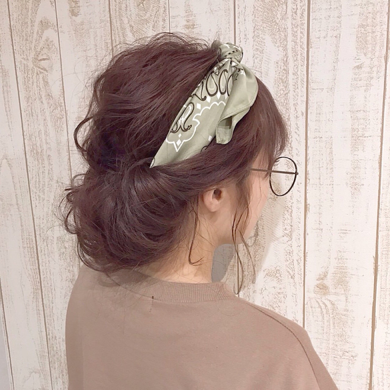 シーン選ばないヘアバンドヘアでグッとオシャレに