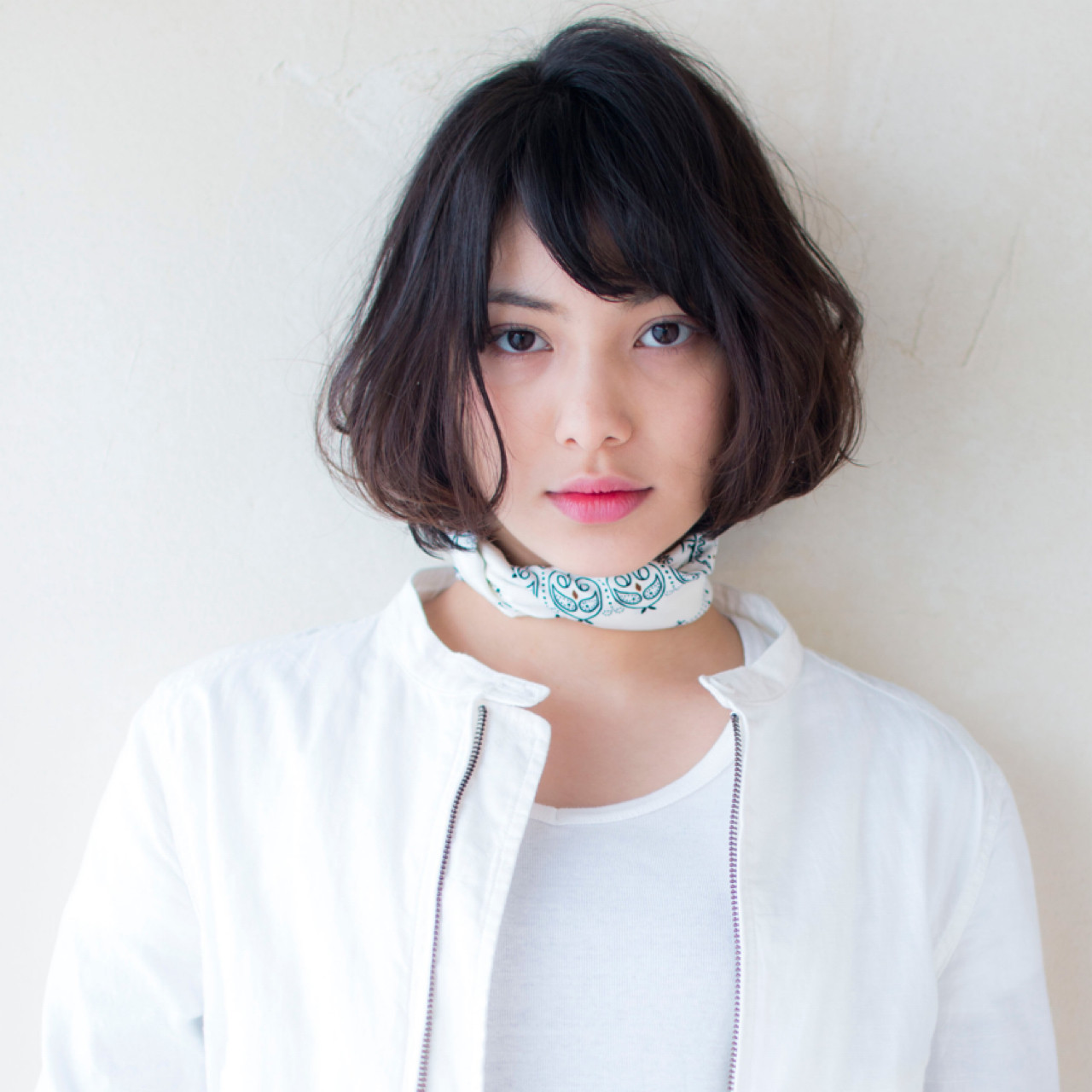 スッキリ小顔に見える髪型でコンプレックスをカバー