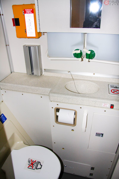 空自の国産輸送機c 1とc 2を乗り比べ トイレも違いが