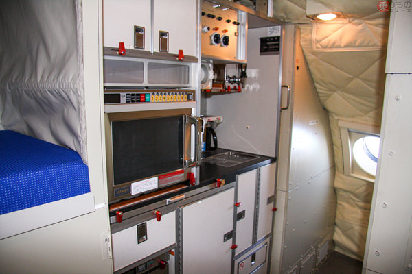 空自の国産輸送機c 1とc 2を乗り比べ トイレも違いが