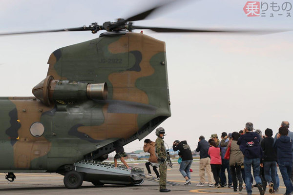 導入30有余年 陸自 空自の輸送ヘリch 47がいまなお被災地などで重宝されるワケ 乗りものニュース Line News
