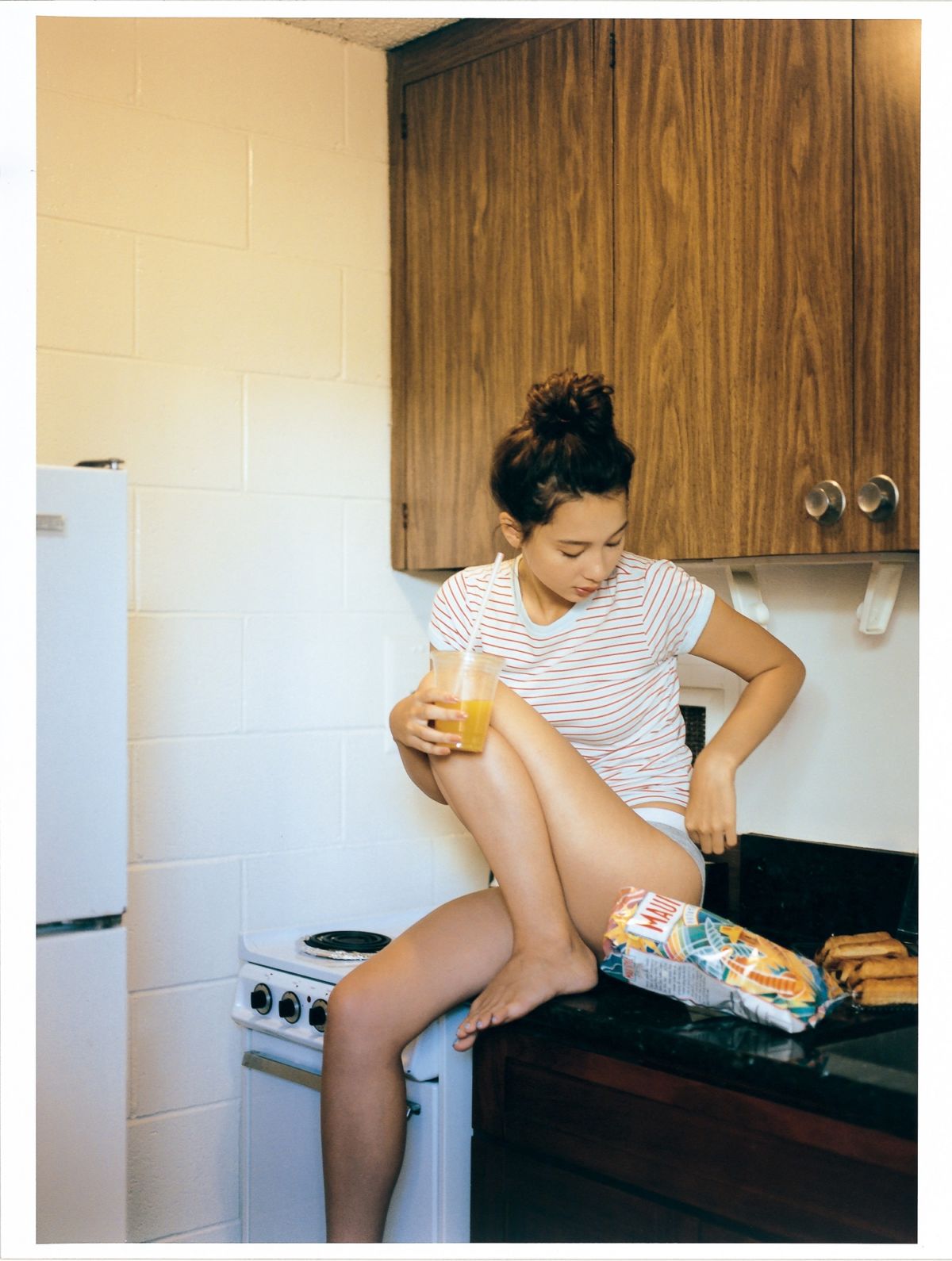 世界で最も美しい顔100人 にノミネートのnikiが思い出の地ハワイで ありのまま を見せる 幼少期からテラハメンバーとの今までわかる写真集 ダ ヴィンチニュース Line News